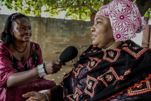 Reportage d’une journaliste de Studio Tamani à Bamako. © Fondation Hirondelle / Marc Ellison
