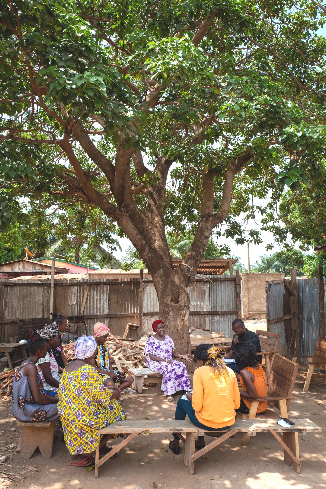 Les femmes répondent à une enquête d'audience organisée lors d'un Focus Group de Radio Ndeke Luka (RNL), la principale radio de Centrafrique, à Bangui en mars 2021. Donner la parole à la population est une priorité pour RNL depuis sa création en 2000, dans un pays ravagé par la crise. © Gwenn Dubourthoumieu / Fondation Hirondelle / Mars 2021