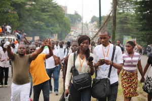 Reportage des jeunes journalistes de Studio Mozaik sur une manifestation à Abidjan pendant la campagne présidentielle de 2015. © Fondation Hirondelle / Tristan Miquel