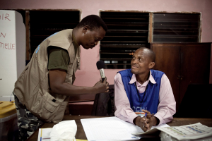 Reportage d’un journaliste de Radio Okapi dans un bureau de vote à Kinshasa en novembre 2011. © Fondation Hirondelle / Gwenn Dubourthoumieu