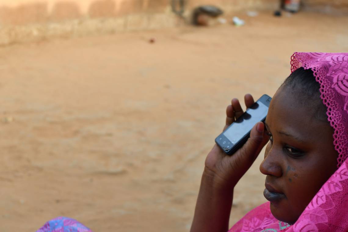Auditrice de Studio Kalangou avec son smartphone à Niamey, Niger.