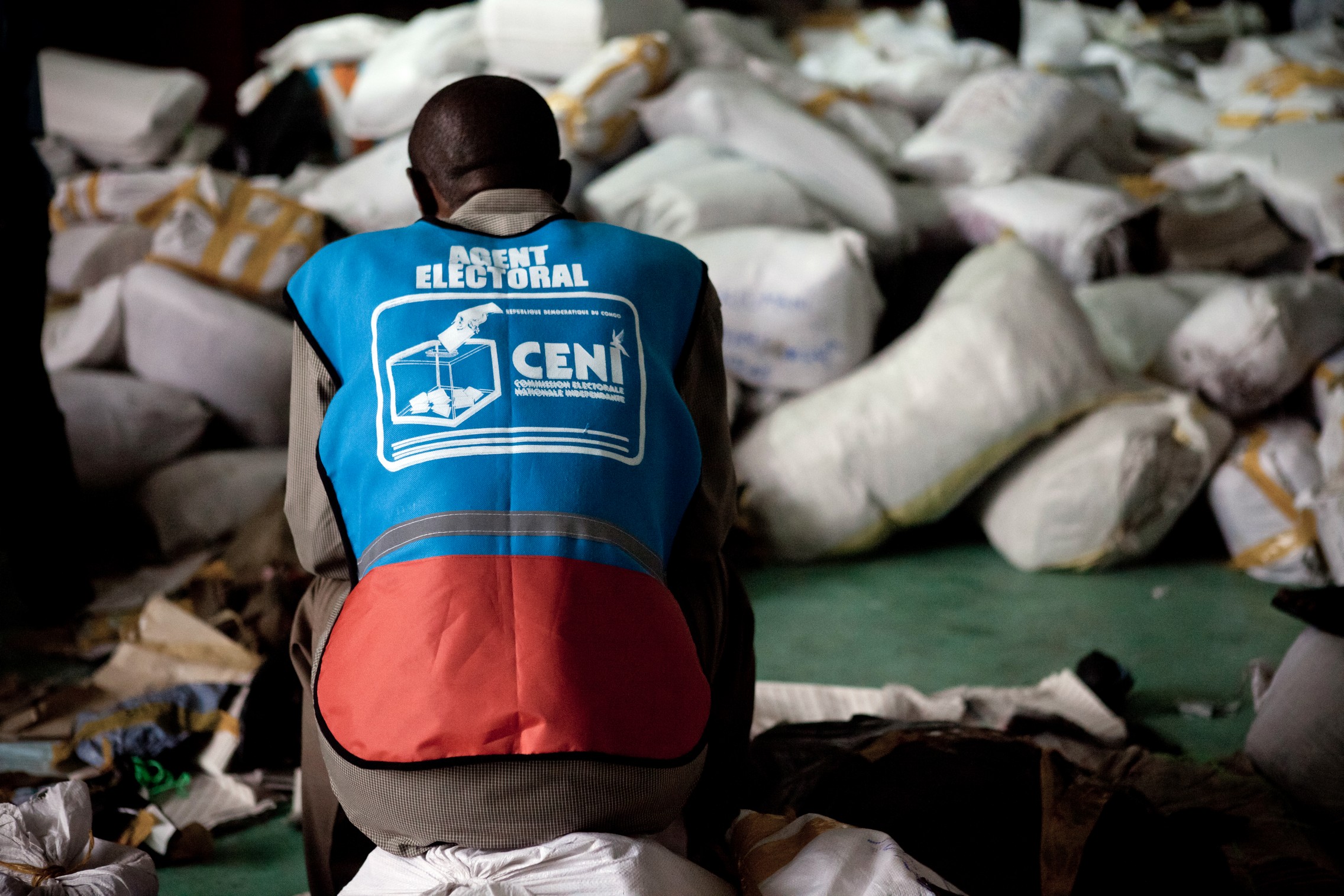 Un agent électoral de la CENI en RDC en 2011 © Fondation Hirondelle / Gwenn Dubourthoumieu