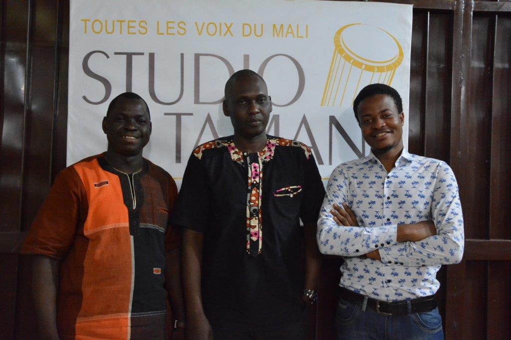La rédaction en chef malienne de Studio Tamani : de gauche à droite, Issa Fakaba Sissoko, Rédacteur en chef, Sékou Gadjigo, Secrétaire général, et Mouhamadou Touré, Rédacteur en chef-adjoint.