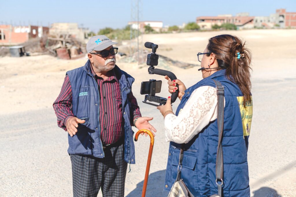 Une journaliste de Friga FM réalise des interviews dans les rues du Kef, en Tunisie. La crise économique a contraint de nombreux jeunes à quitter la ville. © Lotfi Rahmouni / Fondation Hirondelle / Septembre 2023