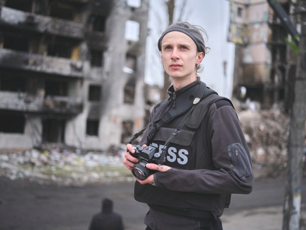 Vladyslav Hryschenko (27 ans) travaillait, avant la guerre, comme photographe de mode à Kiev, en Ukraine. Il travaille désormais pour les informations locales. © Lâm Duc Hiên / Agence VU' for Fondation Hirondelle / 2022