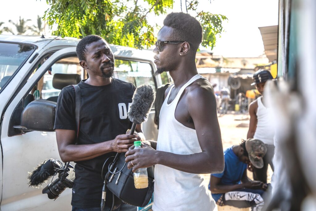 Un journaliste correspondant de Justice Info réalise une interview en Gambie. Ce correspondant a réalisé de nombreux articles sur la Commission vérité, réconciliation et réparations de Gambie, chargée de faire la lumière sur les crimes commis sous Yahya Jammeh. Justice Info est le site d'information le plus actif sur la justice internationale. © Jason Florio / Fondation Hirondelle / Octobre 2019