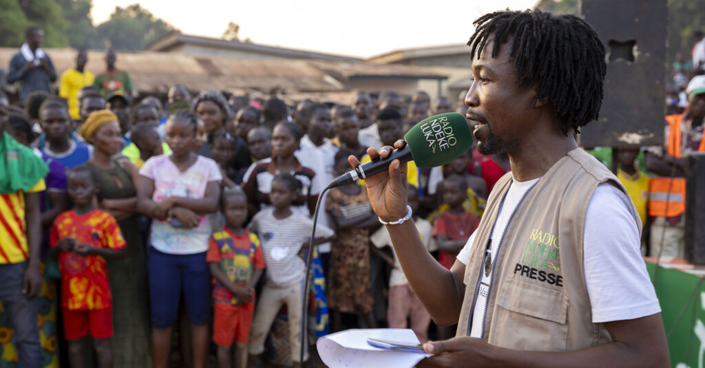 ©Gwenn Dubourthoumieu le 17.12.23, Marcel Mbakoula anime une émission publique organisée par la radio Ndekeluka pour favoriser le vivre ensemble à Boali, une petite ville situé à 70 km à l’ouest de Bangui