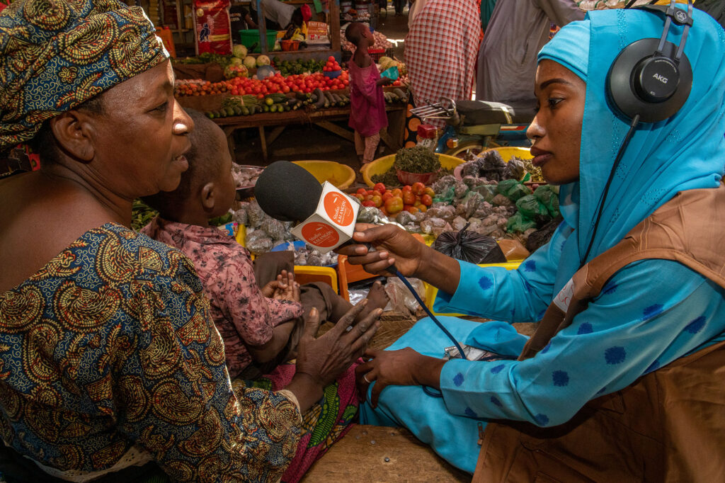 ©Apsatou Bagaya  Fondation Hirondelle - Une journaliste du Studio Kalangou en reportage dans la rue pour scripter le quotidien des nigériennes face à la cherté de la vie, Niamey, Niger, le 27 Février 2023