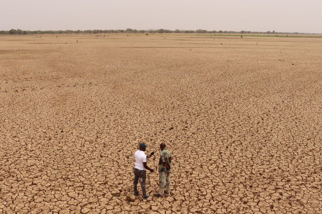 ©Studio Yafa / Fondation Hirondelle - Un journaliste questionne un riverain du barrage de Mogtedo, sur le lac de retenue à sec