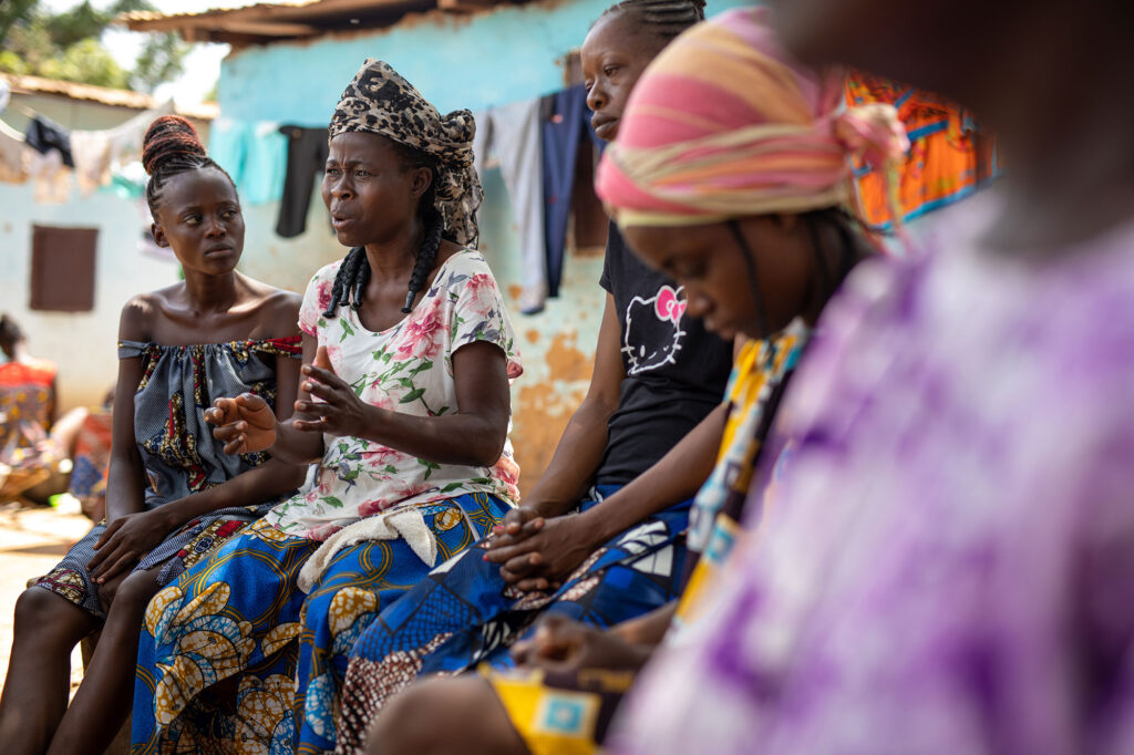 ©Gwenn Dubourthoumieu / Fondation Hirondelle - Des femmes répondent à une étude d’audience organisée lors d’un Focus Group par la radio Ndekeluka, le 22 mars 2021 à Bangui, République Centrafricaine