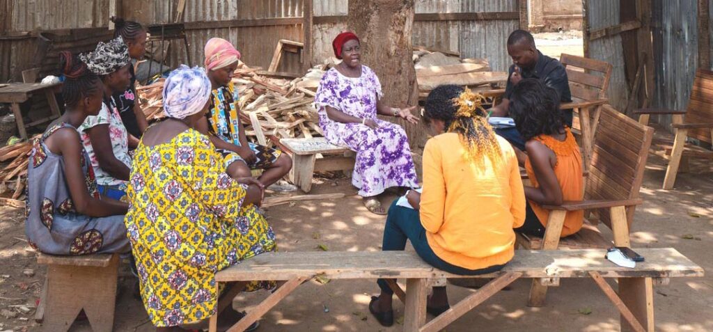 ©Gwenn Dubourthoumieu / Fondation Hirondelle - Des femmes répondent à une étude d’audience organisée lors d’un Focus Group par la radio Ndekeluka, le 22 mars 2021 à Bangui, République Centrafricaine.