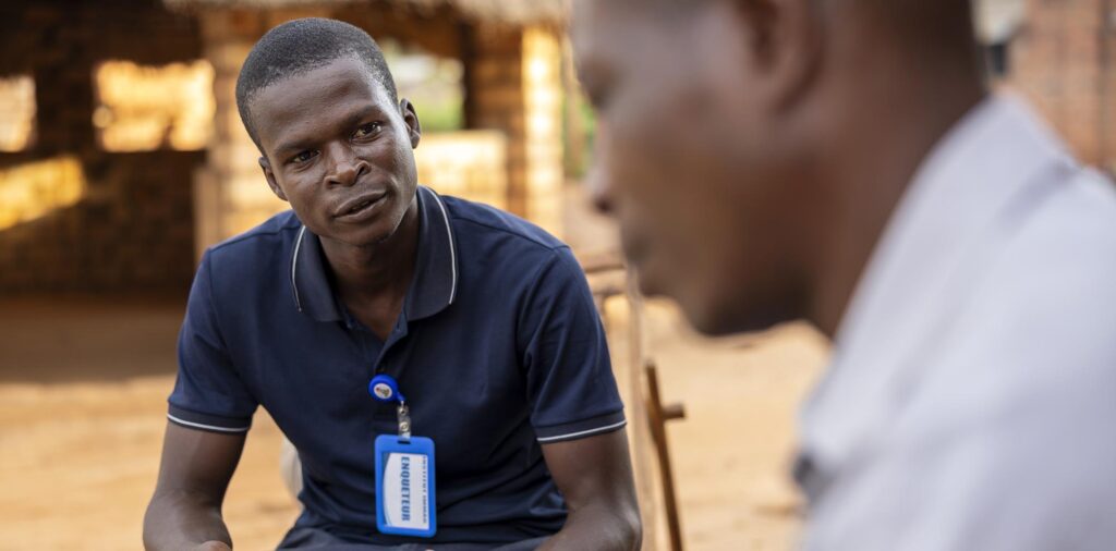 ©Gwenn Dubourthoumieu / Fondation Hirondelle - Didier Diembu, enquêteur formé par la société Immar, réalise une enquête d’impact pour la Fondation Hirondelle à Obo, à l’extrême sud-est de la République Centrafricaine le 30 novembre 2023.