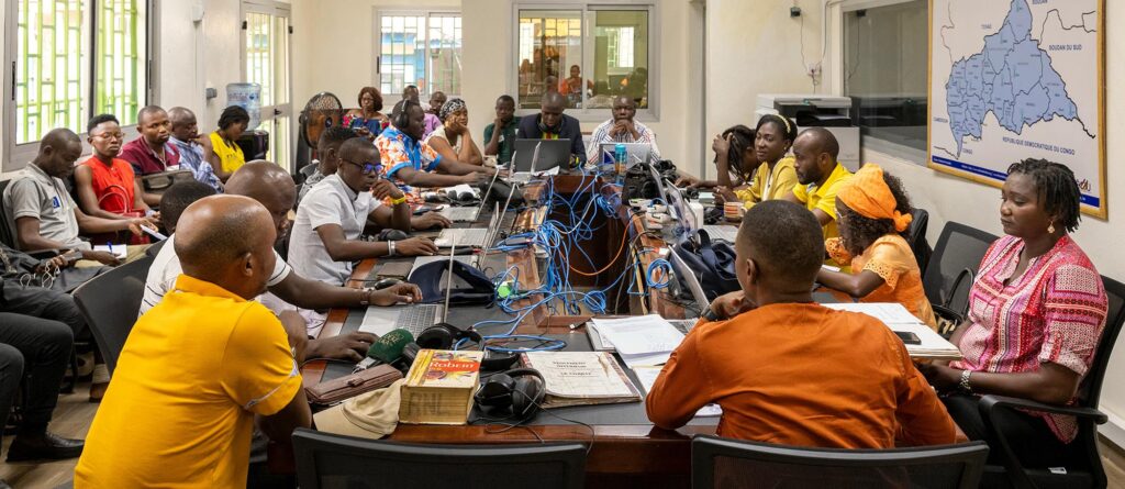 ©Gwenn Dubourthoumieu / Fondation Hirondelle - La conférence de rédaction de la radio Ndekeluka le 11 décembre 2023