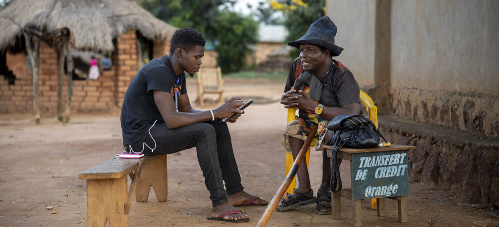 ©Gwenn Dubourthoumieu - Rostand Guembou, enquêteur formé par la société Immar, réalise une enquête d’impact pour la Fondation Hirondelle à Obo, à l’extrême sud-est de la République Centrafricaine le 30 novembre 2023.